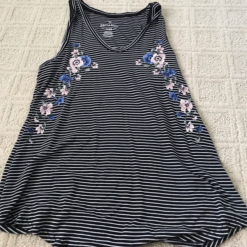 BLACK AND WHITE TANK TOP WITH A FLORAL PATTERN